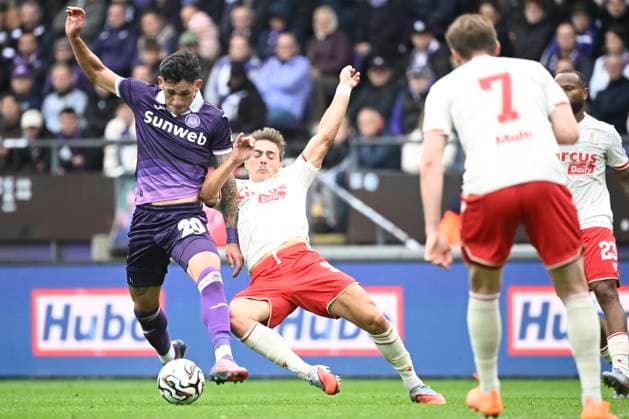 RSC Anderlecht v Standard de Liege - Jupiler Pro League ANDERLECHT, BELGIUM - OCTOBER 05 : Vazquez Luis forward of RSC Anderlecht and Nielsen Casper midfielder of Standard de Liege battle for the ball during the Jupiler Pro League match between RSC Anderlecht and Standard de Liege on October 5, 2025 in Anderlecht, Belgium, 05 10 2025 Anderlecht Belgium  Copyright: xPeterxDexVoechtx