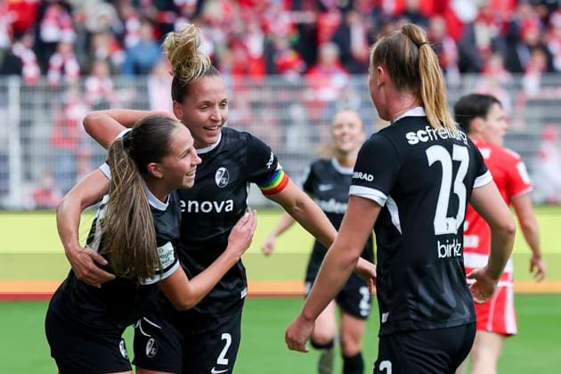 Maj Schneider (SC Freiburg) bejubelt ihren Treffer zum 0:1 mit Lisa Karl (SC Freiburg) und Luca Birkholz (SC Freiburg), Google Pixel Frauen-Bundesliga, 1. FC Union Berlin vs SC Freiburg, Stadion An der Alten Foersterei am 05. October 2025 in Berlin, Deutschland. (Foto von Marco Steinbrenner DeFodi Images) Maj Schneider (SC Freiburg) celebrates after scoring her teams first goal with Lisa Karl (SC Freiburg) and Luca Birkholz (SC Freiburg), Google Pixel Frauen-Bundesliga, 1. FC Union Berlin vs SC Freiburg, Stadion An der Alten Foersterei, October 5, 2025 in Berlin, Germany. (Photo by Marco Steinbrenner DeFodi Images) DFB DFL REGULATIONS PROHIBIT ANY USE OF PHOTOGRAPHS AS IMAGE SEQUENCES AND OR QUASI-VIDEO. Maj Schneider SC Freiburg celebrates her 0 1 goal with Lisa Karl SC Freiburg and Luca Birkholz SC Freiburg , Google Pixel Frauen Bundesliga, 1 FC Union Berlin vs SC Freiburg, Stadion An der Alten Foersterei, October 05, 2025 in Berlin, Germany Photo by Marco Steinbrenner DeFodi Images Maj Schneider SC Freiburg celebrates after scoring her teams first goal with Lisa Karl SC Freiburg and Luca Birkholz SC Freiburg , Google Pixel Womens Bundesliga, 1 FC Union Berlin vs SC Freiburg, Stadion An der Alten Foersterei, October 5, 2025 in Berlin, Germany Photo by Marco Steinbrenner DeFodi Images DFB DFL REGULATIONS PROHIBIT ANY USE OF PHOTOGRAPHS AS IMAGE SEQUENCES AND OR QUASI VIDEO