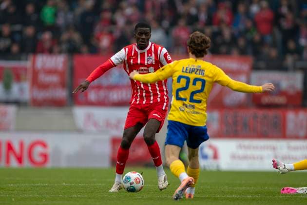 GER, Erfurt, Fußball, Regionalliga Nordost, 11. Spieltag, FC Rot-Weiss Erfurt vs. 1. FC Lokomotive Leipzig im Bild v.l.: Benny Boboy (FC Rot-Weiß Erfurt 27), Dorian Cevis (Lokomotive Leipzig 22), Zweikampf 05.10.2025, Steigerwaldstadion Erfurt DFB REGULATIONS PROHIBIT ANY USE OF PHOTOGRAPHS AS IMAGE SEQUENCES AND OR QUASI-VIDEO, Copyright: HMBxMedia PaulxFritz