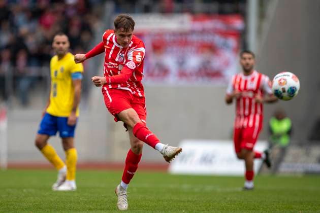 GER, Erfurt, Fußball, Regionalliga Nordost, 11. Spieltag, FC Rot-Weiss Erfurt vs. 1. FC Lokomotive Leipzig im Bild v.l.: Til-Linus Schwarz (FC Rot-Weiß Erfurt 03), Torschuss 05.10.2025, Steigerwaldstadion Erfurt DFB REGULATIONS PROHIBIT ANY USE OF PHOTOGRAPHS AS IMAGE SEQUENCES AND OR QUASI-VIDEO, Copyright: HMBxMedia PaulxFritz