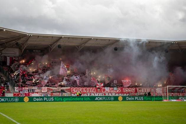 GER, Erfurt, Fußball, Regionalliga Nordost, 11. Spieltag, FC Rot-Weiss Erfurt vs. 1. FC Lokomotive Leipzig im Bild v.l.: Erfurter Fankurve, Pyrotechnik, Leuchtfeuer vor Anpfiff 05.10.2025, Steigerwaldstadion Erfurt DFB REGULATIONS PROHIBIT ANY USE OF PHOTOGRAPHS AS IMAGE SEQUENCES AND OR QUASI-VIDEO, Copyright: HMBxMedia PaulxFritz