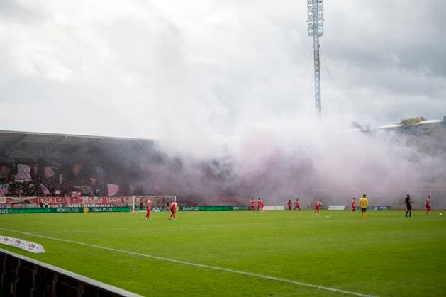 GER, Erfurt, Fußball, Regionalliga Nordost, 11. Spieltag, FC Rot-Weiss Erfurt vs. 1. FC Lokomotive Leipzig im Bild v.l.: Rauchentwicklung nach Pyro aus Erfurter Block vor dem Spiel 05.10.2025, Steigerwaldstadion Erfurt DFB REGULATIONS PROHIBIT ANY USE OF PHOTOGRAPHS AS IMAGE SEQUENCES AND OR QUASI-VIDEO, Copyright: HMBxMedia PaulxFritz