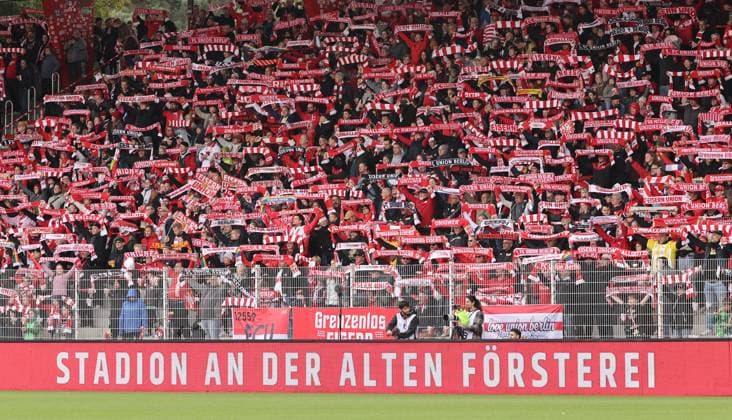 Fans von Union Stadion an der Alten Försterei AF Sportstätte Übersicht Fußball Fussball Damen Bundesliga 5. Spieltag Saison 2025 2026 05.10.2025 1.FC Union Berlin vs. SC Freiburg SCF DFL regulations prohibit any use of photographs as image sequences and or quasi-video