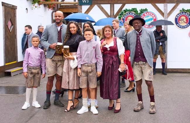 Vincent Kompany coach FCB with wife Carla and sons Kai and Caleb at the visit of the beer festival Oktoberfest of the football team FC BAYERN MÜNCHEN 1.German Football League on Sept 5, 2025 in Munich, Germany. Season 2025 2026, 1.Bundesliga, IMPORTANT: PUBLICATION ONLY IN GERMANY