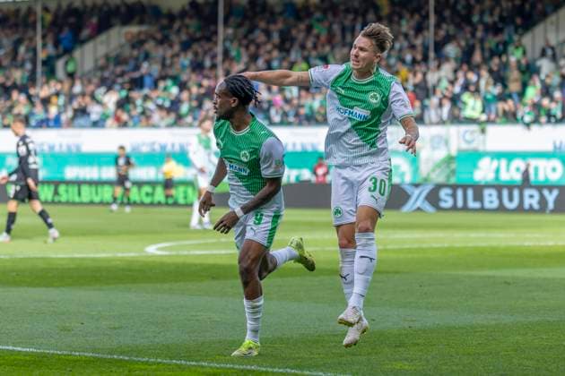 Fürth, Deutschland 05. Oktober 2025: 2. Liga - 2025 2026 - SpVgg Greuther Fürth vs. Hannover 96 Im Bild: v.li. Torschütze Noel Futkeu (SpVgg) jubelt nach seinem Tor zum 1:1 mit Felix Klaus (SpVgg) DFL regulations prohibit any use of photographs as image sequences and or quasi-video Sportpark Ronhof Bayern
