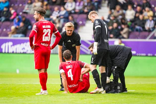 05.10.2025, xomx, Fussball 3.Liga, Erzgebirge Aue - Rot-Weiss Essen v.l. Michael Schultz (Rot-Weiss Essen) muss verletzungsbedingt ausgewechselt werden (DFL DFB REGULATIONS PROHIBIT ANY USE OF PHOTOGRAPHS as IMAGE SEQUENCES and or QUASI-VIDEO) Aue