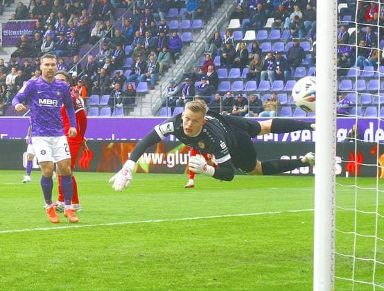 Torhüter Jakob Golz (Essen) streckt sich vergeblich nach dem Schuss von Julian Guttau (Aue)zum 2:1 , links Anthony Barylla (Aue) Fußball 3.Liga 2025 26 FC Erzgebirge Aue - Rot-Weiss Essen am 5.10,2025 Erzgebirge Aue - Rot-Weiss Esssen