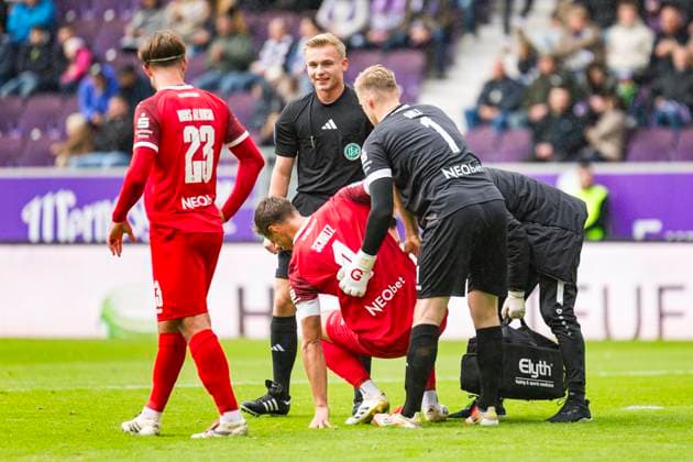 05.10.2025, xomx, Fussball 3.Liga, Erzgebirge Aue - Rot-Weiss Essen v.l. Michael Schultz (Rot-Weiss Essen) muss verletzungsbedingt ausgewechselt werden (DFL DFB REGULATIONS PROHIBIT ANY USE OF PHOTOGRAPHS as IMAGE SEQUENCES and or QUASI-VIDEO) Aue