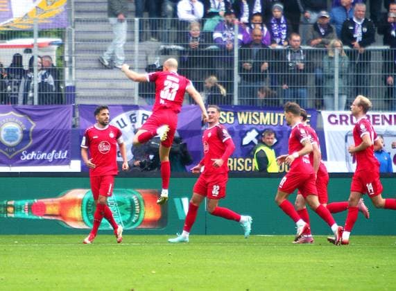 In Jubelpose nach dem 1:0 : Torschütze Tobias Kraulich (Essen, Nr.33) Fußball 3.Liga 2025 26 FC Erzgebirge Aue - Rot-Weiss Essen am 5.10,2025 Erzgebirge Aue - Rot-Weiss Esssen