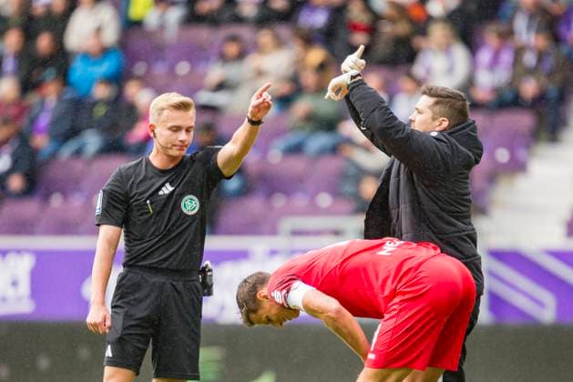 05.10.2025, xomx, Fussball 3.Liga, Erzgebirge Aue - Rot-Weiss Essen v.l. Michael Schultz (Rot-Weiss Essen) muss verletzungsbedingt ausgewechselt werden (DFL DFB REGULATIONS PROHIBIT ANY USE OF PHOTOGRAPHS as IMAGE SEQUENCES and or QUASI-VIDEO) Aue