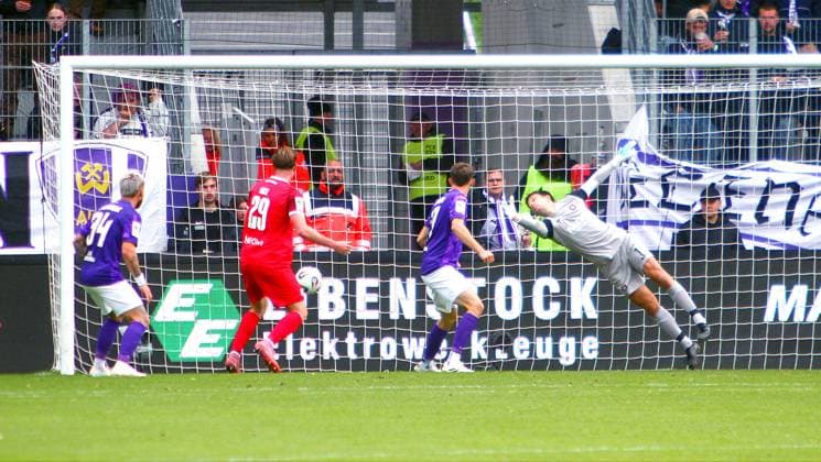 Torhüter Martin Männel (Aue) streckt sich vergeblich nach dem Schuss von Tobias Kraulich (Essen, nicht im Bild) zum 1:1. Fußball 3.Liga 2025 26 FC Erzgebirge Aue - Rot-Weiss Essen am 5.10,2025 Erzgebirge Aue - Rot-Weiss Esssen