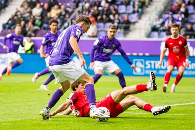 05.10.2025, xomx, Fussball 3.Liga, Erzgebirge Aue - Rot-Weiss Essen v.l. Pascal Fallmann (FC Erzgebirge Aue) und Kaito Mizuta (Rot-Weiss Essen) im Zweikampf am Ball (DFL DFB REGULATIONS PROHIBIT ANY USE OF PHOTOGRAPHS as IMAGE SEQUENCES and or QUASI-VIDEO) Aue