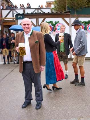 Uli Hoeness (former FCB President ), Ehrenpräsident Jamal Musiala of FC Bayern München at the visit of the beer festival Oktoberfest of the football team FC BAYERN MÜNCHEN 1.German Football League on Sept 5, 2025 in Munich, Germany. Season 2025 2026, 1.Bundesliga, IMPORTANT: PUBLICATION ONLY IN GERMANY