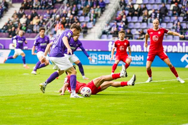 05.10.2025, xomx, Fussball 3.Liga, Erzgebirge Aue - Rot-Weiss Essen v.l. Pascal Fallmann (FC Erzgebirge Aue) und Kaito Mizuta (Rot-Weiss Essen) im Zweikampf am Ball (DFL DFB REGULATIONS PROHIBIT ANY USE OF PHOTOGRAPHS as IMAGE SEQUENCES and or QUASI-VIDEO) Aue