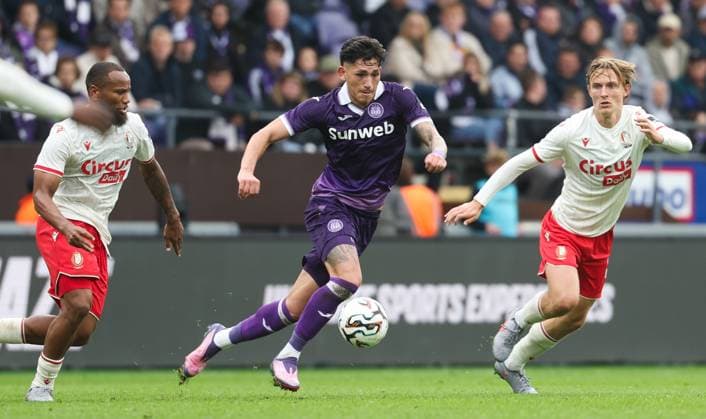 Anderlecht s Luis Vazquez fights for the ball during a soccer match between RSC Anderlecht and Standard de Liege, Sunday 05 October 2025 in Anderlecht, on day 10 of the 2025-2026 Jupiler Pro League first division of the Belgian championship. VIRGINIExLEFOUR  x136126590x