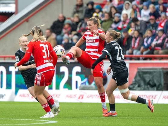 Fußball, Frauen, Saison 2025 2026, Google Pixel Frauen-Bundesliga (5. Spieltag), 1. FC Union Berlin - SC Freiburg v. l. Tanja Pawollek (1. Frauen 1. FC Union), Dina Orschmann (1. Frauen 1. FC Union), Sophie Nachtigall (SC Freiburg), 05.10. 2025, Copyright: xMatthiasxKochx