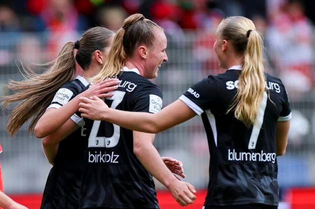 Luca Birkholz (SC Freiburg) bejubelt ihren Treffer zum 0:2 mit Maj Schneider (SC Freiburg) und Tessa Blumenberg (SC Freiburg), Google Pixel Frauen-Bundesliga, 1. FC Union Berlin vs SC Freiburg, Stadion An der Alten Foersterei am 05. October 2025 in Berlin, Deutschland. (Foto von Marco Steinbrenner DeFodi Images) Luca Birkholz (SC Freiburg) celebrates after scoring her teams second goal with Maj Schneider (SC Freiburg) and Tessa Blumenberg (SC Freiburg), Google Pixel Frauen-Bundesliga, 1. FC Union Berlin vs SC Freiburg, Stadion An der Alten Foersterei, October 5, 2025 in Berlin, Germany. (Photo by Marco Steinbrenner DeFodi Images) DFB DFL REGULATIONS PROHIBIT ANY USE OF PHOTOGRAPHS AS IMAGE SEQUENCES AND OR QUASI-VIDEO. Luca Birkholz SC Freiburg celebrates her 0 2 goal with Maj Schneider SC Freiburg and Tessa Blumenberg SC Freiburg , Google Pixel Frauen Bundesliga, 1 FC Union Berlin vs SC Freiburg, Stadion An der Alten Foersterei am 05 October 2025 in Berlin, Germany Photo by Marco Steinbrenner DeFodi Images Luca Birkholz SC Freiburg celebrates after scoring her teams second goal with Maj Schneider SC Freiburg and Tessa Blumenberg SC Freiburg , Google Pixel Womens Bundesliga, 1 FC Union Berlin vs SC Freiburg, Stadion An der Alten Foersterei, October 5, 2025 in Berlin, Germany Photo by Marco Steinbrenner DeFodi Images DFB DFL REGULATIONS PROHIBIT ANY USE OF PHOTOGRAPHS AS IMAGE SEQUENCES AND OR QUASI VIDEO