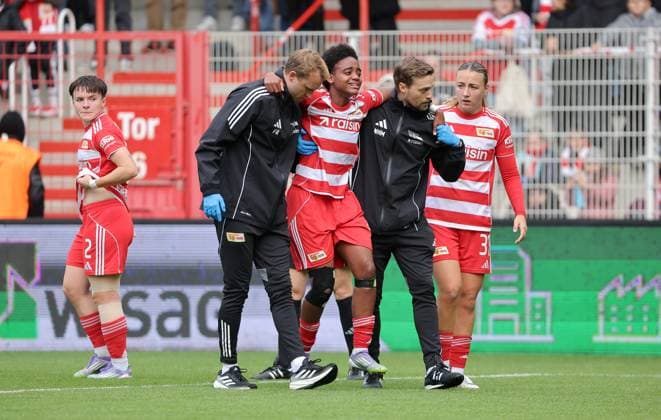 Naika Reissner geht weinend, verletzt vom Platz Verletzung Fußball Fussball Damen Bundesliga 5. Spieltag Saison 2025 2026 05.10.2025 1.FC Union Berlin vs. SC Freiburg SCF DFL regulations prohibit any use of photographs as image sequences and or quasi-video