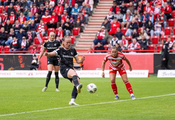 Fußball, Frauen, Saison 2025 2026, Google Pixel Frauen-Bundesliga (5. Spieltag), 1. FC Union Berlin - SC Freiburg v. l. Luca Birkholz (SC Freiburg) erzielt das Tor zum 0:2 gegen Anna Weiß (1. Frauen 1. FC Union), 05.10. 2025, Copyright: xMatthiasxKochx