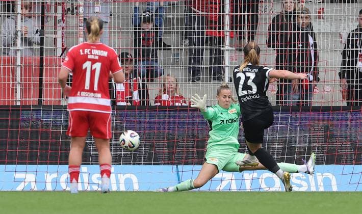 Luca Birkholz erzielt das Tor zum 0:2 gegen Torwart Cara Bösl Zweikampf Spielszene Aktion Fußball Fussball Damen Bundesliga 5. Spieltag Saison 2025 2026 05.10.2025 1.FC Union Berlin vs. SC Freiburg SCF DFL regulations prohibit any use of photographs as image sequences and or quasi-video
