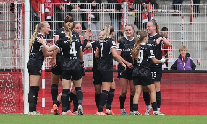 Freiburgerinnen bejubeln das 0:2 durch Luca Birkholz Freude Emotion Jubel Fußball Fussball Damen Bundesliga 5. Spieltag Saison 2025 2026 05.10.2025 1.FC Union Berlin vs. SC Freiburg SCF DFL regulations prohibit any use of photographs as image sequences and or quasi-video
