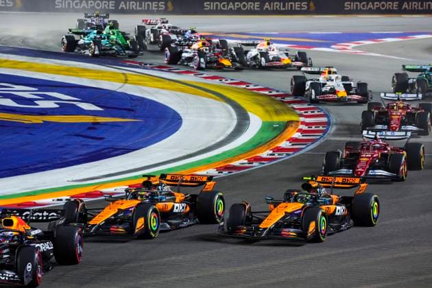 F1 - SINGAPORE GRAND PRIX 2025 81 PIASTRI Oscar (aus), McLaren F1 Team MCL39, 04 NORRIS Lando (gbr), McLaren F1 Team MCL39, action during the 2025 Formula 1 Singapore Grand Prix, 18th round of the 2025 FIA Formula One World Championship, WM, Weltmeisterschaft from October 3 to 5, 2025 on the Marina Bay Street Circuit, in Singapore - SingaporeSingapore  Copyright: xFLORENTxGOODENx