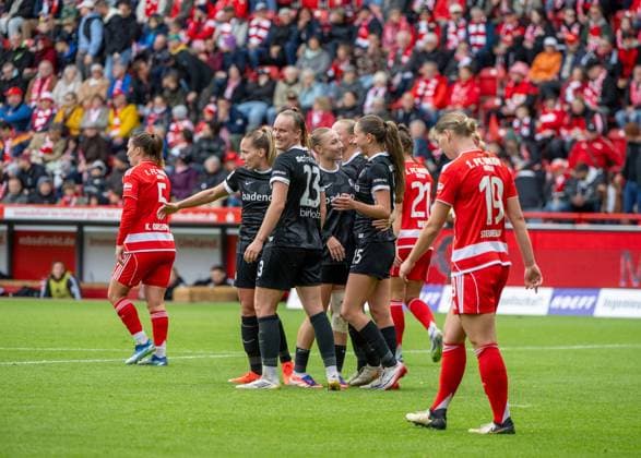 Fußball, Frauen, Saison 2025 2026, Google Pixel Frauen-Bundesliga (5. Spieltag), 1. FC Union Berlin - SC Freiburg, Luca Birkholz (23, SC Freiburg), Jubel nach Tor zum 0:2, rechts Samantha Steuerwald (1. Frauen 1. FC Union), 05.10. 2025, Copyright: xMatthiasxKochx