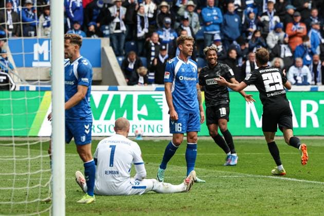 Marcus Mathisen (1. FC Magdeburg,16) und Torwart Dominik Reimann (1. FC Magdeburg,1) - Torschütze Tom Zimmerschied (SV Elversberg,29) trifft zum 0-2 - 2. Fußball Bundesliga Saison 2025-2026 1. FC Magdeburg vs. SV 07 Elversberg in der Avnet Arena in Magdeburg - Aktion,Fußball,Mann,Männer,Deutschland,05.10.2025
