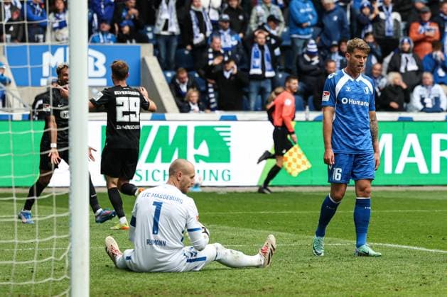 Marcus Mathisen (1. FC Magdeburg,16) und Torwart Dominik Reimann (1. FC Magdeburg,1) - Torschütze Tom Zimmerschied (SV Elversberg,29) trifft zum 0-2 - 2. Fußball Bundesliga Saison 2025-2026 1. FC Magdeburg vs. SV 07 Elversberg in der Avnet Arena in Magdeburg - Aktion,Fußball,Mann,Männer,Deutschland,05.10.2025