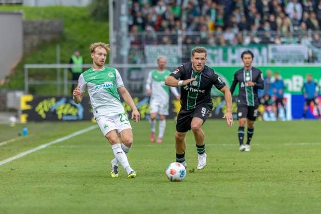Fürth, Deutschland 05. Oktober 2025: 2. Liga - 2025 2026 - SpVgg Greuther Fürth vs. Hannover 96 Im Bild: v. li. im Zweikampf Jannik Dehm (SpVgg) und Benjamin Källman Kaellman (H96) DFL regulations prohibit any use of photographs as image sequences and or quasi-video Sportpark Ronhof Bayern