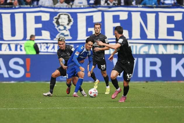 Magdeburg, Sachsen-Anhalt, Deutschland, 05.10.2025: Avnet Arena: 8. Spieltag, Saison 2025 26, 2. Fußball-Bundesliga: 1. FC Magdeburg - Sportvereinigung 07 Elversberg: Laurin Ulrich (8, 1. FC Magdeburg) im Duell, unter anderem mit Tom Zimmerschied (29, SV Elversberg) und Felix Keidel (43, SV Elversberg) Copyright: xdtsxNachrichtenagenturx dts_86461