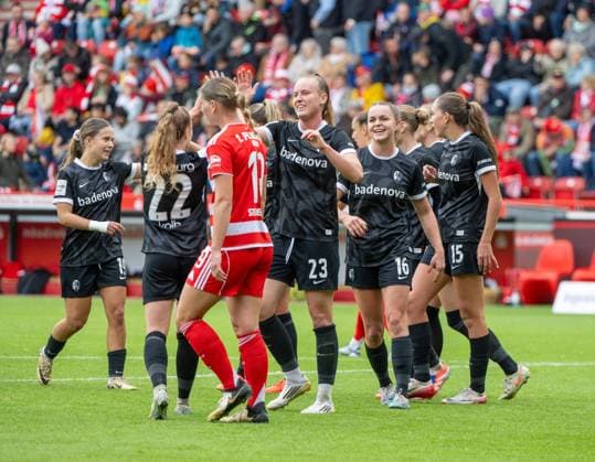 Fußball, Frauen, Saison 2025 2026, Google Pixel Frauen-Bundesliga (5. Spieltag), 1. FC Union Berlin - SC Freiburg, v. l. Nia Szenk (SC Freiburg), Lisa Kolb (SC Freiburg), Samantha Steuerwald (1. Frauen 1. FC Union), Luca Birkholz (SC Freiburg), Greta Stegemann (SC Freiburg), Maj Schneider (SC Freiburg), Jubel nach Tor zum 0:2, 05.10. 2025, Copyright: xMatthiasxKochx