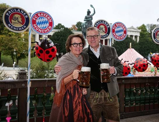 Vorstandsvorsitzender Jan-Christian Dreesen, Frau Elke, Porträt, Portrait, Fussball FC Bayern München traditionelle Besuch auf dem Münchner Oktoberfest, Wiesn, Volksfest 05.10.2025 FOTO: via Mladen Lackovic LakoPress