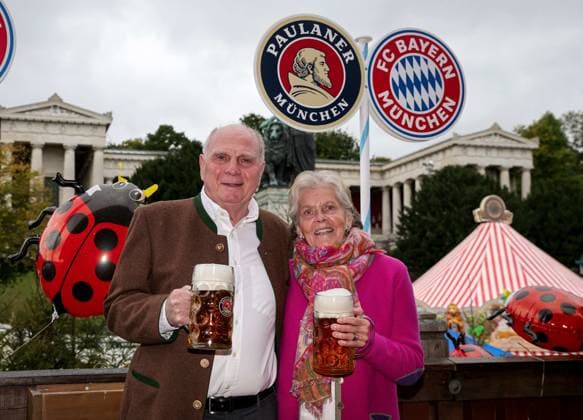 Ehrenpraesident, Ulrich, Uli Hoeness und Frau Susanne, Porträt, Portrait, Fussball FC Bayern München traditionelle Besuch auf dem Münchner Oktoberfest, Wiesn, Volksfest 05.10.2025 FOTO: via Mladen Lackovic LakoPress
