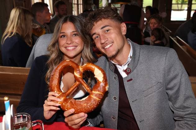 Tom Bischof und Josefine Scholl, Porträt, Portrait, Fussball FC Bayern München traditionelle Besuch auf dem Münchner Oktoberfest, Wiesn, Volksfest 05.10.2025 FOTO: via Mladen Lackovic LakoPress