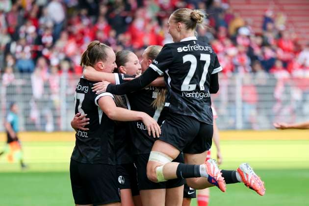 Maj Schneider (SC Freiburg) bejubelt ihren Treffer zum 0:1 mit Luca Birkholz (SC Freiburg) und Sophie Nachtigall (SC Freiburg), Google Pixel Frauen-Bundesliga, 1. FC Union Berlin vs SC Freiburg, Stadion An der Alten Foersterei am 05. October 2025 in Berlin, Deutschland. (Foto von Marco Steinbrenner DeFodi Images) Maj Schneider (SC Freiburg) celebrates after scoring her teams first goal with Luca Birkholz (SC Freiburg) and Sophie Nachtigall (SC Freiburg), Google Pixel Frauen-Bundesliga, 1. FC Union Berlin vs SC Freiburg, Stadion An der Alten Foersterei, October 5, 2025 in Berlin, Germany. (Photo by Marco Steinbrenner DeFodi Images) DFB DFL REGULATIONS PROHIBIT ANY USE OF PHOTOGRAPHS AS IMAGE SEQUENCES AND OR QUASI-VIDEO. Maj Schneider SC Freiburg celebrates her 0 1 goal with Luca Birkholz SC Freiburg and Sophie Nachtigall SC Freiburg , Google Pixel Frauen Bundesliga, 1 FC Union Berlin vs SC Freiburg, Stadion An der Alten Foersterei on 05 October 2025 in Berlin, Germany Photo by Marco Steinbrenner DeFodi Images Maj Schneider SC Freiburg celebrates after scoring her teams first goal with Luca Birkholz SC Freiburg and Sophie Nachtigall SC Freiburg , Google Pixel Womens Bundesliga, 1 FC Union Berlin vs SC Freiburg, Stadion An der Alten Foersterei, October 5, 2025 in Berlin, Germany Photo by Marco Steinbrenner DeFodi Images DFB DFL REGULATIONS PROHIBIT ANY USE OF PHOTOGRAPHS AS IMAGE SEQUENCES AND OR QUASI VIDEO
