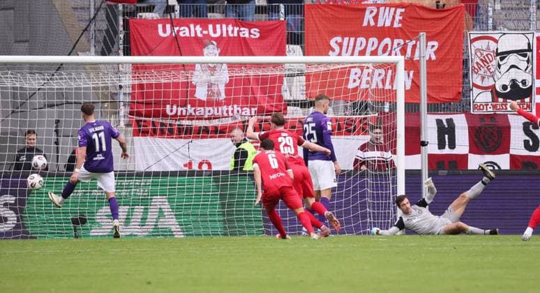 Aue, 05.10.2025, Erzgebirgsstadion, Fußball, 3.Liga, 10.Spieltag FC Erzgebirge Aue vs. Rot Weiß Essen , Im Bild; Tor für Rot Weiß Essen. Marvin Obuz ( 10, Essen) trifft zum 2:2. , Nur für journalistische Zwecke. Only for editorial use! , DFB DFL regulations prohibit any use of photographs as image sequences and or quasi-video. ,