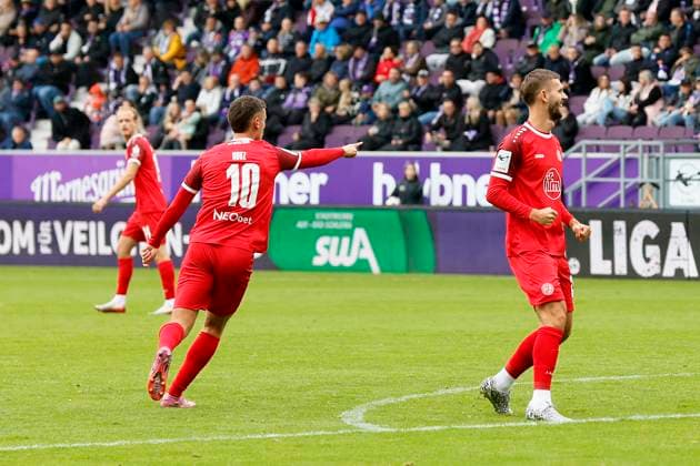 Fußball 3. Liga 10.Spieltag , Erzgebirge Aue - Rot-Weiss Essen am 05.10.2025 im Erzgebirgsstadion in Aue Torjubel Rot-Weiss Essen Marvin Obuz ( Rot-Weiss Essen )