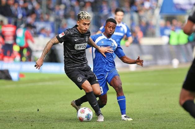 Magdeburg, Sachsen-Anhalt, Deutschland, 05.10.2025: Avnet Arena: 8. Spieltag, Saison 2025 26, 2. Fußball-Bundesliga: 1. FC Magdeburg - Sportvereinigung 07 Elversberg: Nicholas Mickelson (02, SV Elversberg) und Lubambo Musonda (19, 1. FC Magdeburg) im Duell Copyright: xdtsxNachrichtenagenturx dts_86467