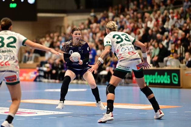 Handball I Frauen I Saison 2025-2026 I 1. HBF I 4. Spieltag I Buxtehuder SV - FRISCH AUF Göppingen I 05.10.2025 Anika Hampel (10, Buxtehuder Sportverein) Luisa Schulze (33, FRISCH AUF Göppingen) Buxtehude Halle Nord Niedersachsen Deutschland Copyright: xLobeca FelixxSchlikisx