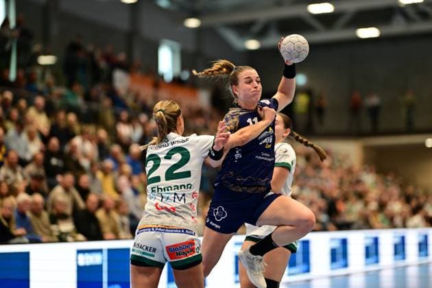 Handball I Frauen I Saison 2025-2026 I 1. HBF I 4. Spieltag I Buxtehuder SV - FRISCH AUF Göppingen I 05.10.2025 Sina Ehmann (22, FRISCH AUF Göppingen) Isabelle Dölle (11, Buxtehuder Sportverein) Buxtehude Halle Nord Niedersachsen Deutschland Copyright: xLobeca FelixxSchlikisx