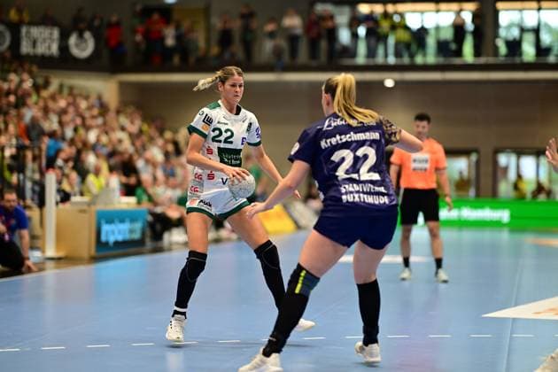 Handball I Frauen I Saison 2025-2026 I 1. HBF I 4. Spieltag I Buxtehuder SV - FRISCH AUF Göppingen I 05.10.2025 Sina Ehmann (22, FRISCH AUF Göppingen) Levke Kretschmann (22, Buxtehuder Sportverein) Buxtehude Halle Nord Niedersachsen Deutschland Copyright: xLobeca FelixxSchlikisx