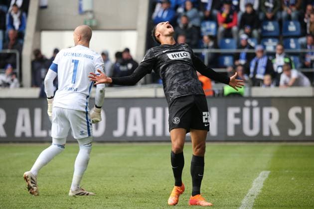 05.10.2025, xmohx, Fussball 2.Bundesliga, 1.FC Magdeburg - SV Elversberg v.l. Torjubel nach dem Tor zum celebrating the goal celebrate 0:1 bei Younes Ebnoutalib (SV Elversberg) (DFL DFB REGULATIONS PROHIBIT ANY USE OF PHOTOGRAPHS as IMAGE SEQUENCES and or QUASI-VIDEO) Magdeburg