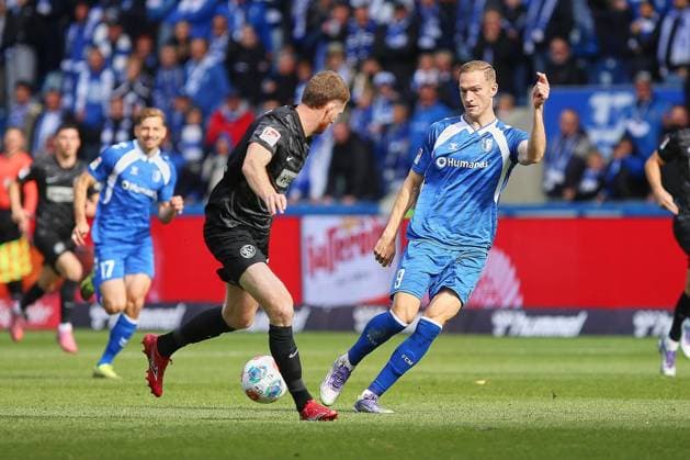 Magdeburg, Sachsen-Anhalt, Deutschland, 05.10.2025: Avnet Arena: 8. Spieltag, Saison 2025 26, 2. Fußball-Bundesliga: 1. FC Magdeburg - Sportvereinigung 07 Elversberg: Florian Le Joncour (03, SV Elversberg) und Martijn Kaars (9, 1. FC Magdeburg) Copyright: xdtsxNachrichtenagenturx dts_86466