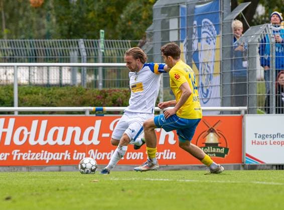 Fussball, Herren, Saison 2025 2026, Regionalliga Nordost (11. Spieltag), FSV 63 Luckenwalde - FC Carl Zeiss Jena, v.l. Nils Butzen (Jena), Sofiene Jannene (Luckenwalde), 05.10. 2025, Copyright: xSebastianxRäppold MatthiasxKochx