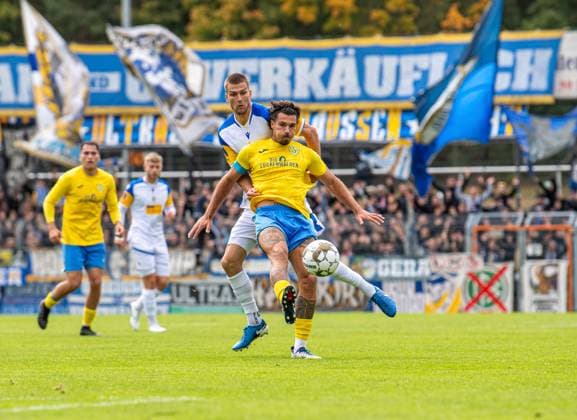 Fussball, Herren, Saison 2025 2026, Regionalliga Nordost (11. Spieltag), FSV 63 Luckenwalde - FC Carl Zeiss Jena, v.l. Moritz Fritz (Jena), Andreas Pollasch (Luckenwalde), 05.10. 2025, Copyright: xSebastianxRäppold MatthiasxKochx