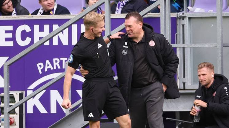 Aue, 05.10.2025, Erzgebirgsstadion, Fußball, 3.Liga, 10.Spieltag FC Erzgebirge Aue vs. Rot Weiß Essen , Im Bild von links; Schiedrichter Sebastian Hilsberg, Trainer Uwe Koschinat, Rot Weiß Essen. , Nur für journalistische Zwecke. Only for editorial use! , DFB DFL regulations prohibit any use of photographs as image sequences and or quasi-video. ,