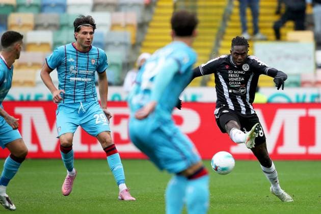 October 5, 2025, Udine: Udinese s Oumar Solet (R) and Cagliari s Gennaro Borrelli in action during the Italian Serie A soccer match Udinese Calcio vs Cagliari Calcio at the Friuli - Bluenergy Stadium in Udine, Italy, 5 October 2025. ANSA GABRIELE MENIS. Soccer: Serie A; Udinese Vs Cagliari  - ZUMAa110 20251005_zaf_a110_025 Copyright: xGabrielexMenisx