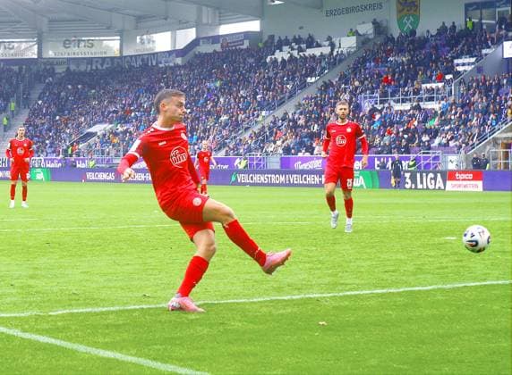 Marvin Obuz (Essen) trifft mit diesem Schuss zum 2:2. Fußball 3.Liga 2025 26 FC Erzgebirge Aue - Rot-Weiss Essen am 5.10,2025 Erzgebirge Aue - Rot-Weiss Esssen