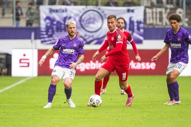 05.10.2025, xomx, Fussball 3.Liga, Erzgebirge Aue - Rot-Weiss Essen v.l. Marvin Stefaniak (FC Erzgebirge Aue) und Marvin Obuz (Rot-Weiss Essen) im Zweikampf am Ball (DFL DFB REGULATIONS PROHIBIT ANY USE OF PHOTOGRAPHS as IMAGE SEQUENCES and or QUASI-VIDEO) Aue